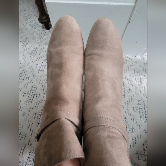 Elegant Tan Suede Women's Ankle Boots - Picture 2 of 3